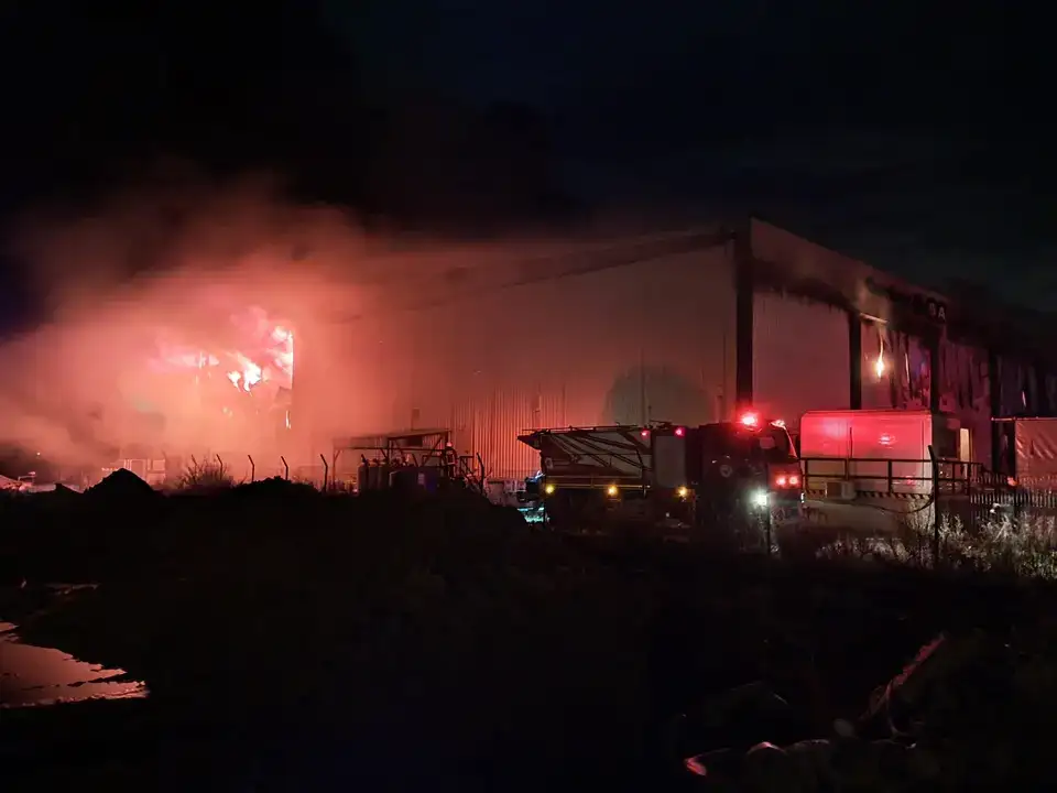 Serik’te Geceyi Alevler Sardı! Soğuk Hava Deposu Yandı 7